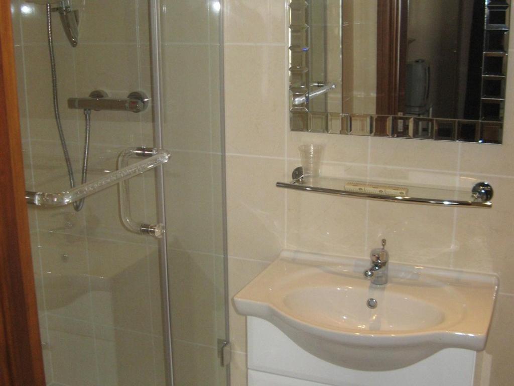 Tanes Hotel Cardiff Quarto foto