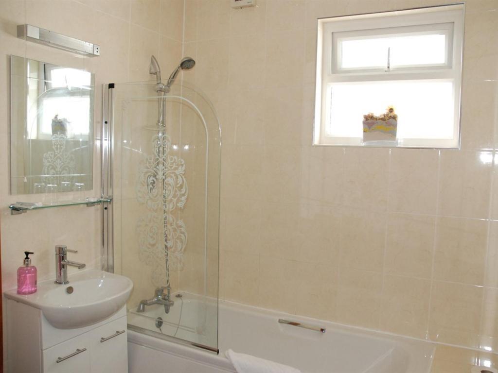 Tanes Hotel Cardiff Quarto foto