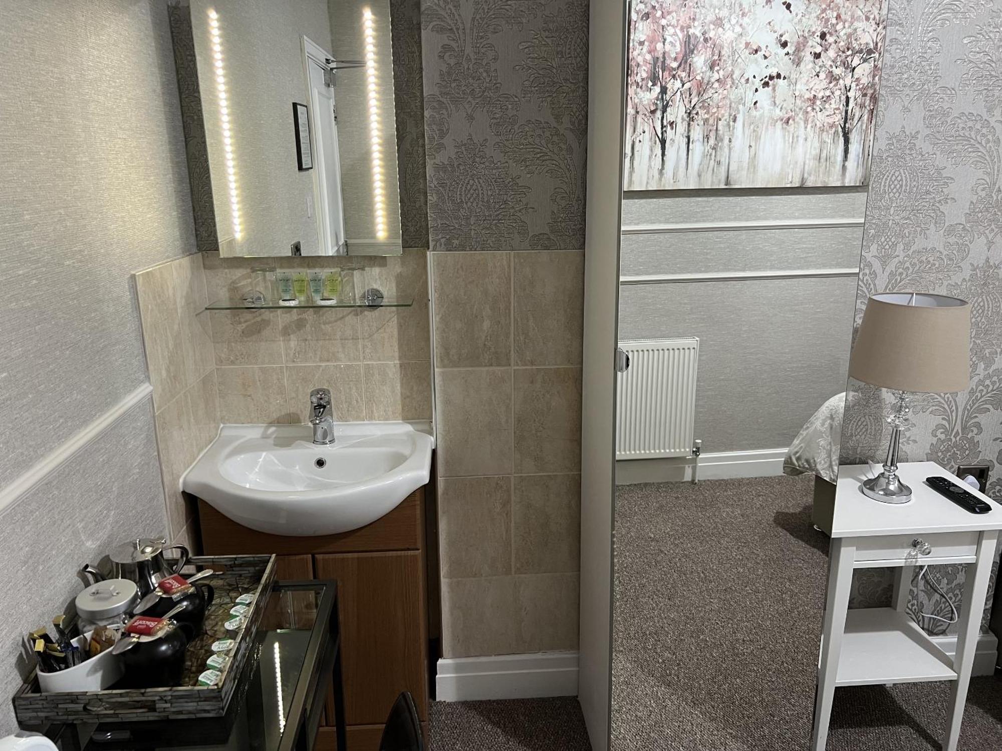 Tanes Hotel Cardiff Quarto foto